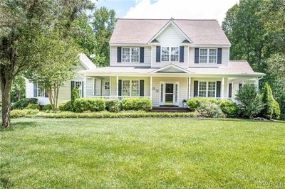 View of front facade featuring a front lawn and covered porch | Image 1