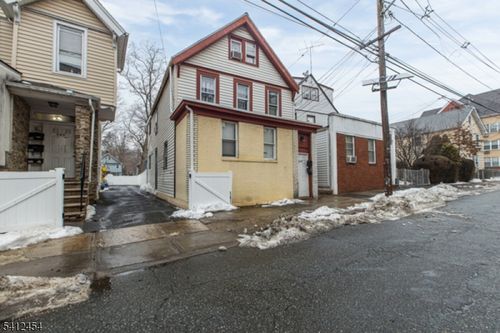 527 Valley St, Orange, NJ, 07050-1243 | Card Image