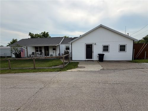 246 Red Peak Cir, Parkersburg, WV, 26104-7247 | Card Image