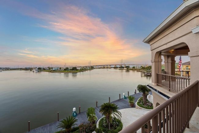 112 Bayou Ln, House other with 5 bedrooms, 10 bathrooms and 4 parking in Kemah TX | Image 24