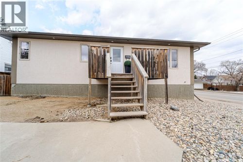 805 4th Ave Nw, Moose Jaw, SK, S6H3W8 | Card Image