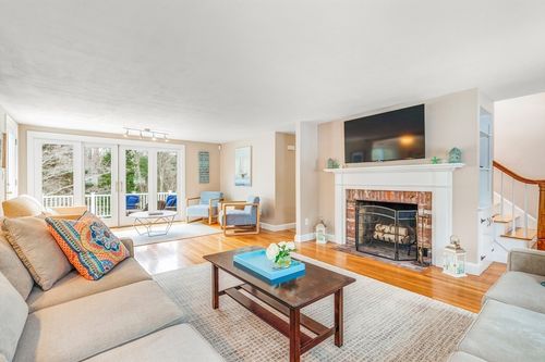 1 Fox Ln, Falmouth, MA, 02540-4325 | Card Image