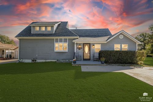 706 Grove St, Wakefield, KS, 67487-9304 | Card Image