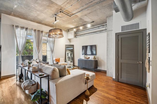 Enjoy an amazing living room that combines comfort and charm | Image 13