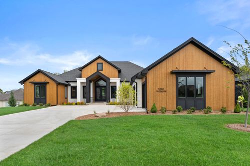N50W18694 Woodfield Way, MENOMONEE FALLS, WI, 53051-1762 | Card Image