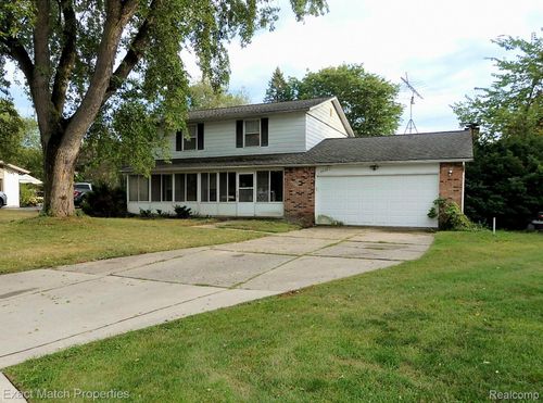9438 W Shady Grove Ct, White Lake, MI, 48386-2063 | Card Image