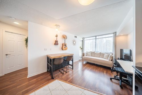 716-18 Valley Woods Road, North York, ON, M3A0A1 | Card Image
