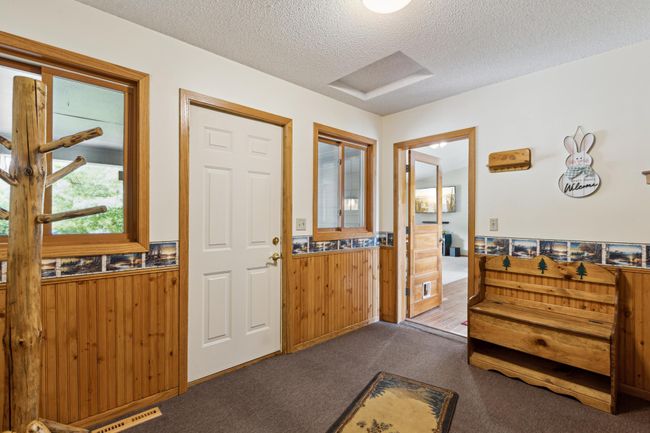 You will love this breezeway nestled between the home and garage. | Image 10