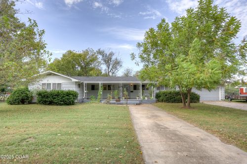2205 Lincoln Ave, Baxter Springs, KS, 66713-2316 | Card Image