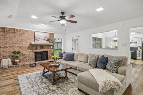 232 Ne Shady Oaks Dr, Burleson, TX, 76028-2508 | Card Image