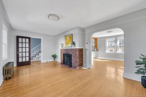 16 Avenue A, Port Washington, NY, 11050-2456 | Card Image