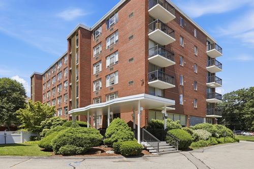 201-20 Hammond Pond Pkwy, Chestnut Hill, MA, 02467-2185 | Card Image