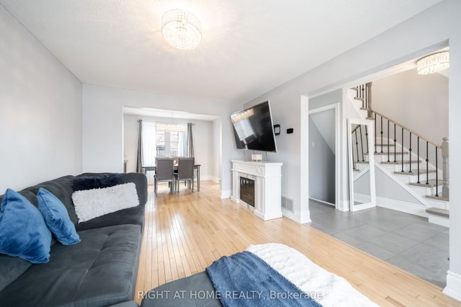 619 Beckworth Sq, House other with 3 bedrooms, 2 bathrooms and 4 parking in Pickering ON | Image 4