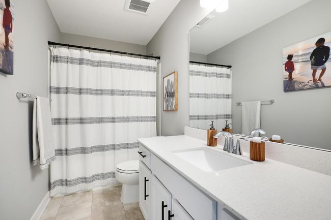 Upper level hall bath | Image 38