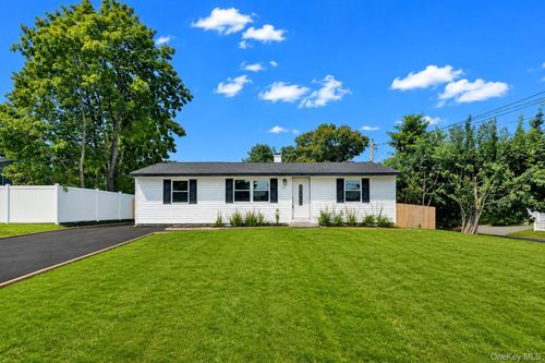 14 Marie Ln, Central Islip, NY, 11722-3112 | Card Image