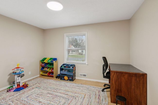 Second main level bed | Image 17