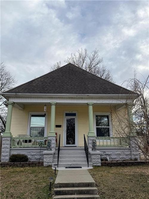 419 W Cherry St, Nevada, MO, 64772-2240 | Card Image