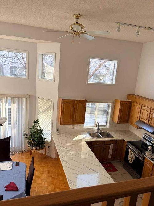 4 Kingsland Villas Sw, Calgary, AB, T2V5J9 | Card Image