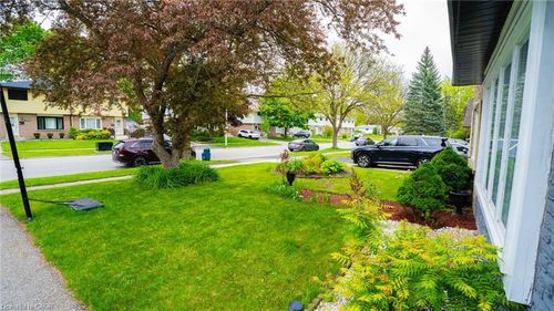 433B Lee Ave, Waterloo, ON, N2K2G4 | Card Image