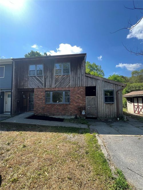 2 S Aspen Rd, Middletown, NY, 10940-6816 | Card Image