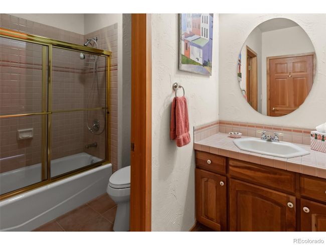Guest bathroom main level | Image 39