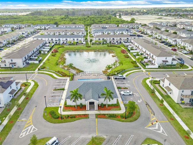 809 Se 16 Th Ct, Townhouse with 3 bedrooms, 3 bathrooms and null parking in Homestead FL | Image 4