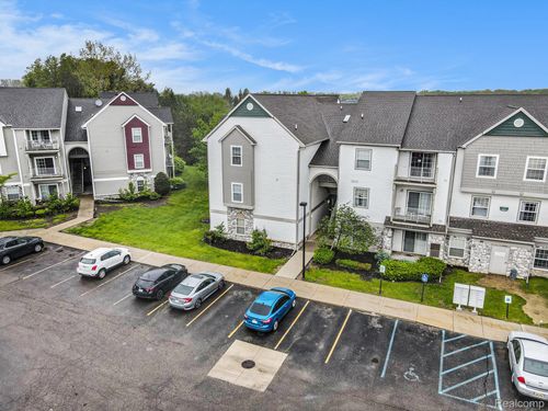apt-101-15200 Silver Pkwy, Fenton, MI, 48430-3482 | Card Image