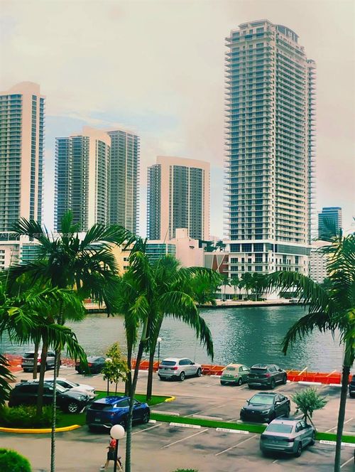 324-200 Leslie Dr, Hallandale Beach, FL, 33009-7313 | Card Image