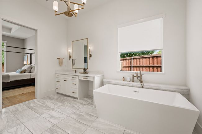 Freestanding Tub and Seperate Vanities | Image 23