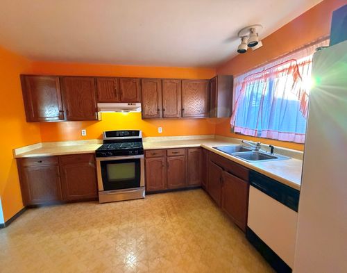 5216 Abbey Dr, Mchenry, IL, 60050-5180 | Card Image