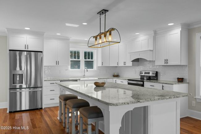 Eat-In Kitchen | Image 26