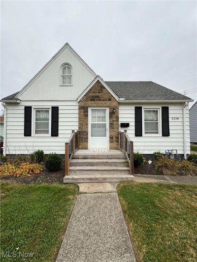 View of front of property with a front lawn | Image 1