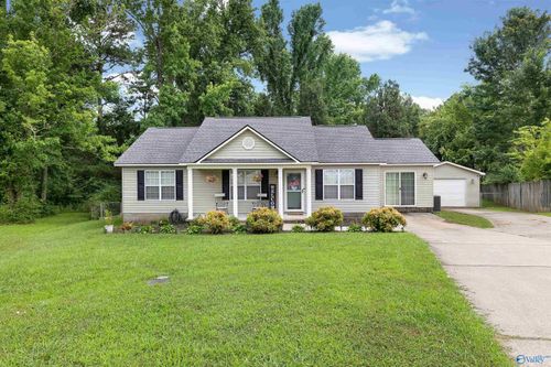 4 Robin Ct, Hartselle, AL, 35640-8564 | Card Image