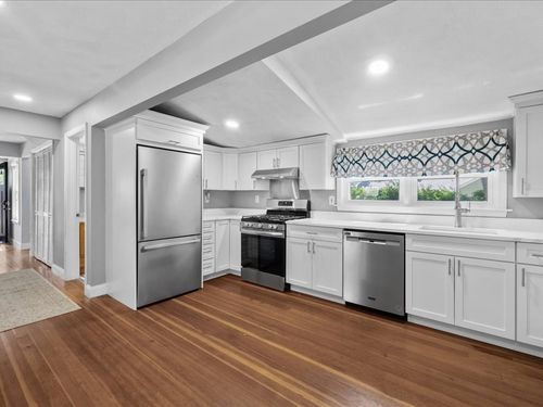 32 Oakwood Ave, Saugus, MA, 01906-2951 | Card Image