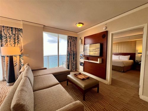 2605-18001 Collins Ave, Sunny Isles Beach, FL, 33160-2722 | Card Image