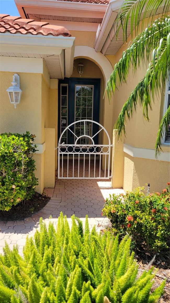 5050 Hanging Moss Ln, House other with 3 bedrooms, 3 bathrooms and null parking in SARASOTA FL | Image 4