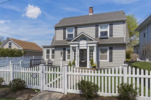 11 Oakland St, Huntington, NY, 11743-3510 | Card Image