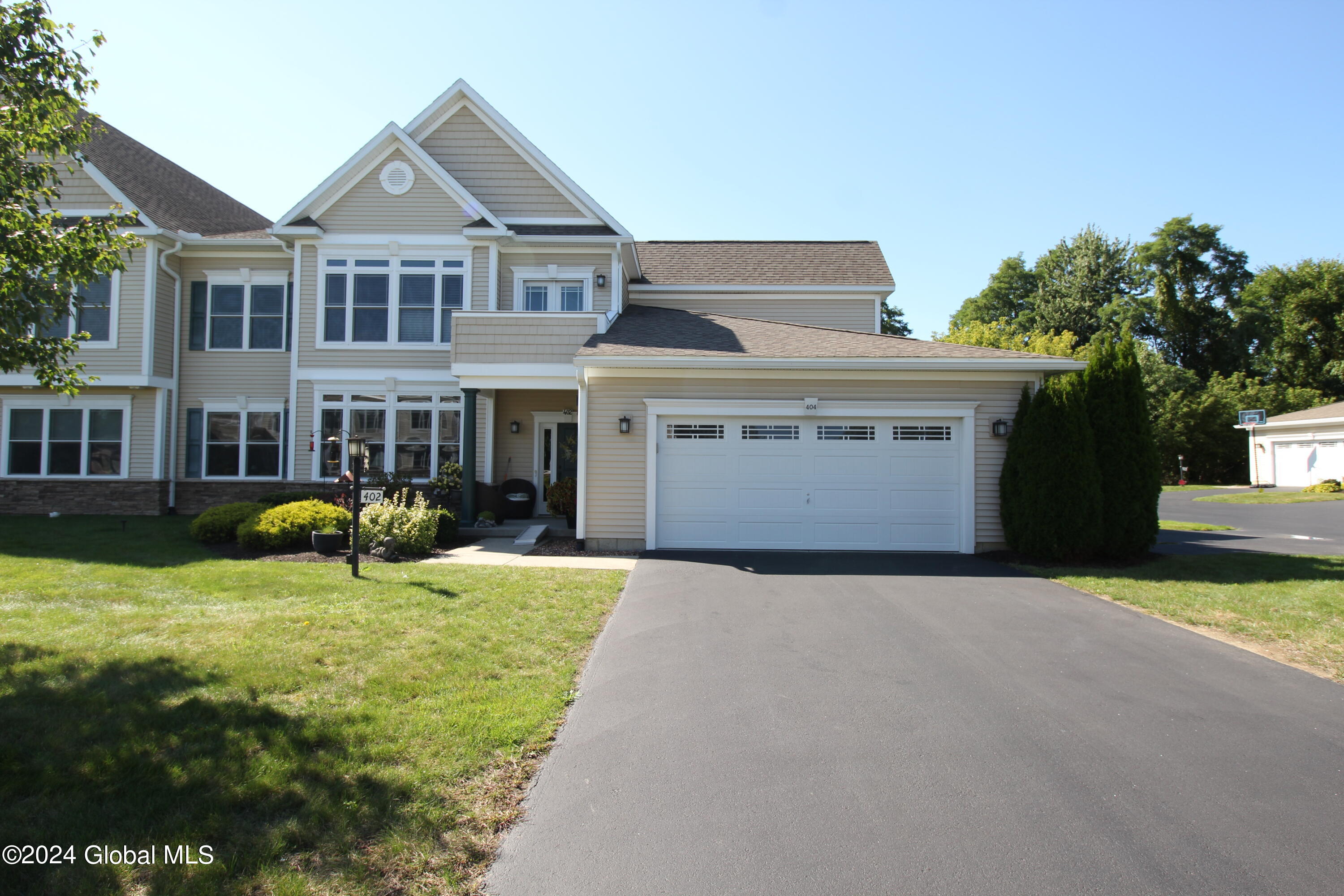 Lois Ln, Schenectady, NY 12304