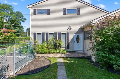 8 Lovers Ln, Huntington, NY, 11743-1858 | Card Image