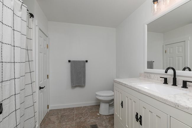 Primary Bathroom | Image 17