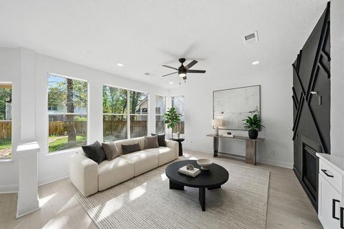 82 N Apple Springs Cir, The Woodlands, TX, 77382-5744 | Card Image