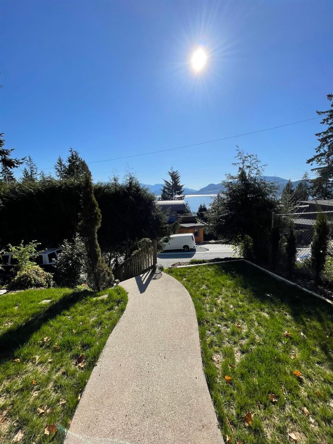 1833 North Road, House other with 3 bedrooms, 2 bathrooms and 2 parking in Gibsons BC | Image 26