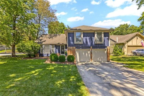 8946 Country Hill Ct, Lenexa, KS, 66215-2991 | Card Image