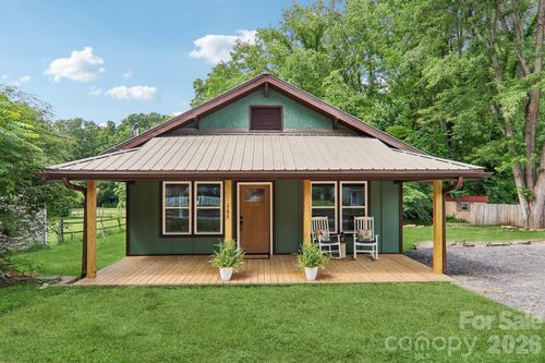 169 East St, Waynesville, NC, 28786-3833 | Card Image