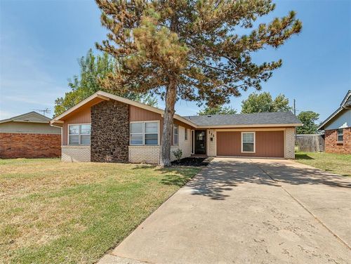 111 Oakside Dr, Moore, OK, 73160-4637 | Card Image