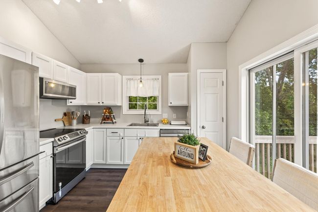 7371 Devin Ln, Townhouse with 3 bedrooms, 3 bathrooms and null parking in Shakopee MN | Image 5