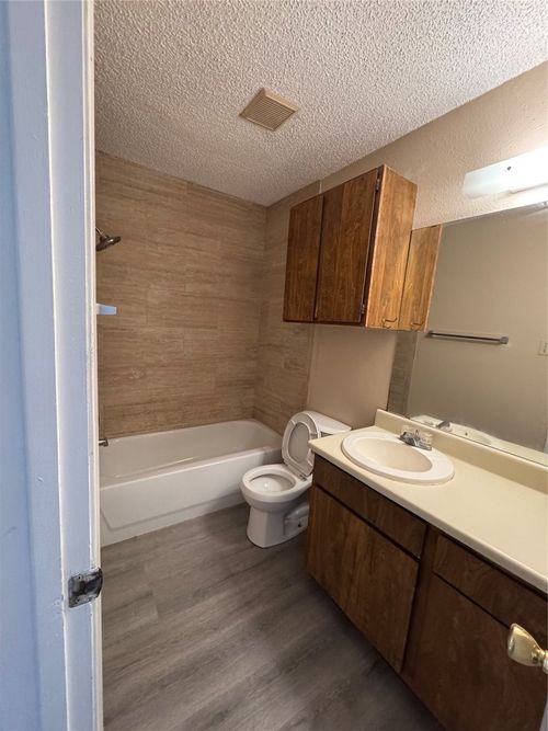 1713 Hiawatha Dr, Kerrville, TX, 78028-3728 | Card Image