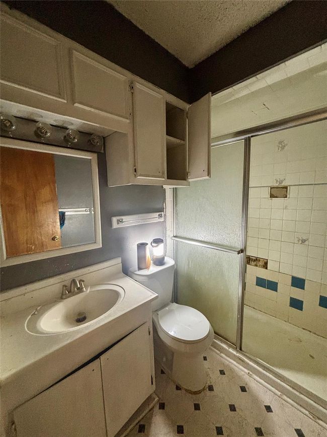 garage apartment bathroom | Image 35