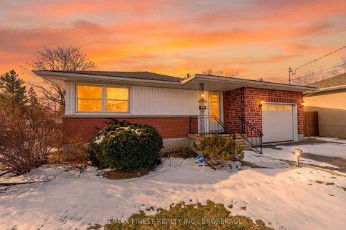 39 Lennox St, Kingston, ON, K7M4S3 | Card Image