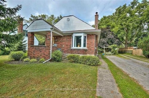 3813 St Peter Ave, Niagara Falls, ON, L2J2N7 | Card Image